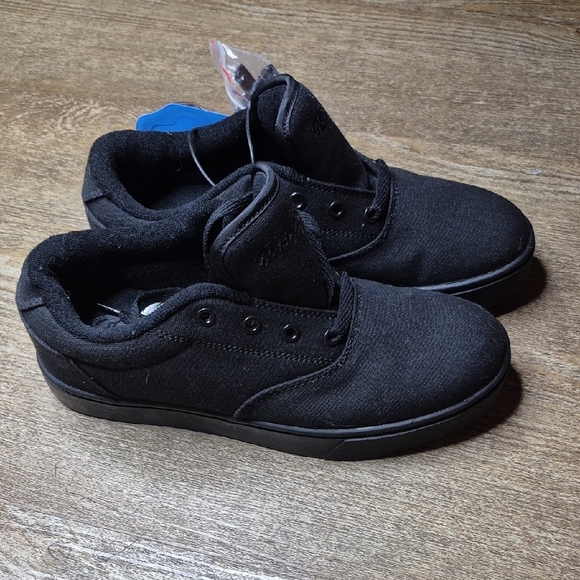 Heelys Black Sneakers Classic Minimalist Design - Picture 3 of 7